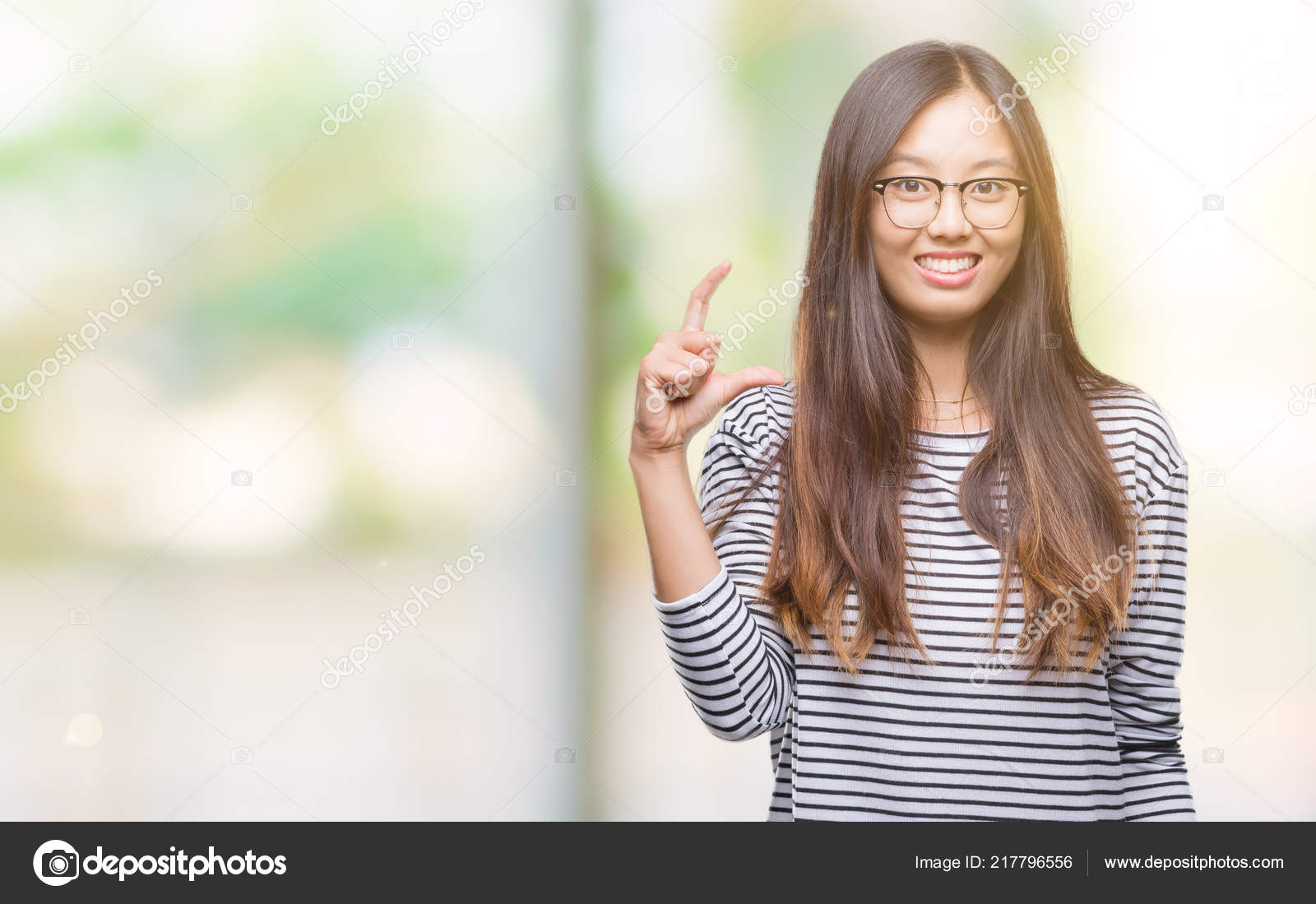 Asiatin macht es mit der Hand Asiatin macht es mit der Hand