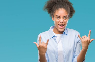 Genç afro Amerikan kadın deli ifade rock simge elle yapıyor ile bağırarak izole arka plan yüzünden. Müzik yıldızı. Ağır kavramı.