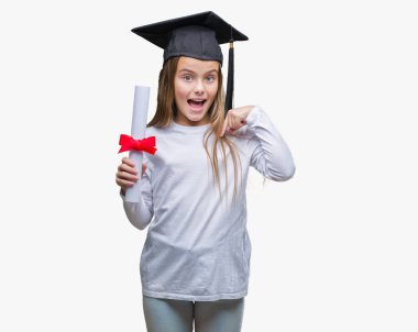 Genç güzel kız derecesi sürpriz yüz işaret parmağı kendini izole arka plan üzerinde tutarak lisansüstü şapkası