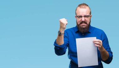 Gözlük takan ve izole arka rahatsız üzerinde boş kağıt ve öfke, çılgın ve yükseltilmiş el, öfke kavramı ile diye bağıran ile sinirli bağırarak tutan genç hipster adam