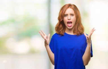 Genç güzel kadın deli kutluyor ve silah ile başarı için heyecanlı çığlık kaldırdı ve açık gözleri hayret izole arka plan yüzünden. Kazanan kavramı