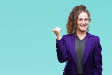 Okul üniforması ve gözlük arıyorum ve başparmak yanında yukarıyı mutlu yüz ile gülümseyen izole arka plan üzerinde giyen genç esmer öğrenci kız.