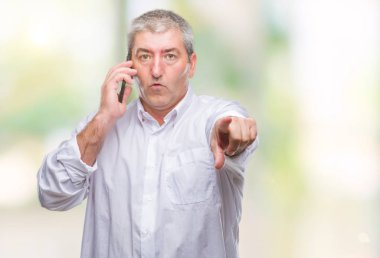 Üst düzey yakışıklı Smartphone'da konuşmayı kamera ve size parmak ile işaret arka plan izole, el işareti, pozitif ve kendinden emin bir jest ön