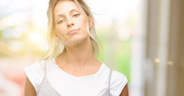 Uykulu ifade, çok çalıştırılıyordu ve yorgun olan güzel kadın