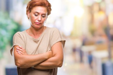 Atrractive üst düzey beyaz Kızıl saçlı kadın izole arka plan şüpheci ve çapraz kolları olan yüzündeki gergin, onaylamayan ifade yüzünden. Negatif kişi.