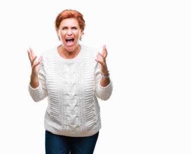 Üzerinde kış kazak giyen Atrractive üst düzey beyaz Kızıl saçlı kadın arka plan deli izole ve deli bağırarak ve agresif ifade ve silah kaldırdı bağırıyor. Hayal kırıklığı kavramı.