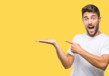 Yakışıklı delikanlı üzerinden hayran ve el ile sunulması ve parmak ile işaret ederken kameraya gülümseyen izole arka plan.