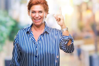 İzole arka plan başarılı fikirle parmak işaret Atrractive üst düzey beyaz Kızıl saçlı kadın. Çıktıktan ve mutlu. Bir numara.