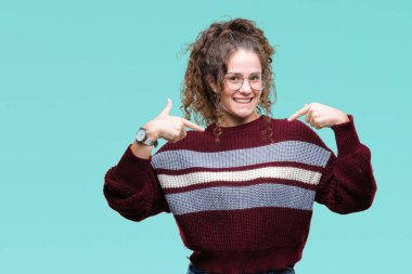 Yüzünde gülümseme ile kendinden emin görünüyorsun, kendini gururlu ve mutlu parmakları ile işaret izole arka plan üzerinde gözlük güzel esmer kıvırcık saçlı Genç kız.