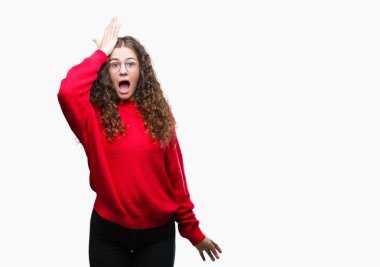 Güzel esmer kıvırcık saçlı Genç kız izole arka kafasına hata için el ile sürpriz üzerinde gözlük ve kış kazak giyen hata hatırlıyorum. Unuttum, kötü bellek kavramı.