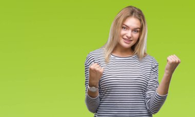 Gülümseyen ve başarı için çığlık Genç beyaz kadın izole arka plan çok mutlu ve heyecanlı kaldırdı, silah ile kazanan jest yapıyor. Kutlama kavramı.