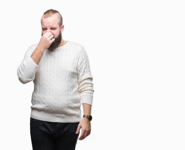 İzole arka plan kokulu üzerinde kış kazak pis ve iğrenç bir şey, dayanılmaz koku, holding nefes parmak ile burun üzerinde giyen genç beyaz hipster adam. Kötü kokuyor kavramı.