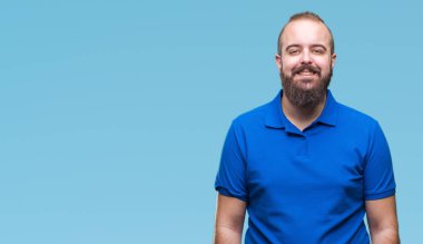 Üzerinde mavi gömlek giymiş genç beyaz hipster adam arka yüzünde mutlu ve güzel bir gülümseme ile izole. Şanslı kişi.