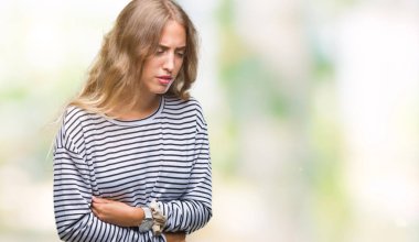 Giyen genç güzel sarışın kadın çizgili süveter mide üzerinde el ile izole arka plan üzerinde çünkü mide bulantısı, ağrılı hastalık hasta hissediyor. Ağrısı kavramı.