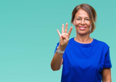 Orta yaş gösterilen ve parmakları ile işaret izole arka plan üzerine İspanyol kadın kıdemli dört kendinden emin ve mutlu gülümseyerek iken numara.