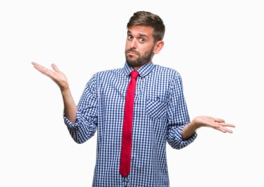 Genç yakışıklı iş adamı izole arka plan clueless ve şaşkın bir ifadeyle kollar ve eller ortaya çıkar üzerinden. Şüphe kavramı.