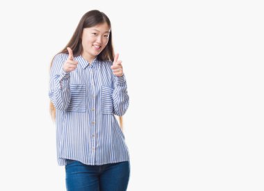 Fotoğraf makinesi ile mutlu ve komik yüz için parmakları işaret izole arka plan üzerinde Genç Çinli kadın. İyi enerji ve vibes.