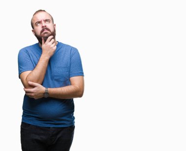 Çene düşünme hakkında soru, dalgın ifade üzerine el ile izole arka plan Genç beyaz hipster adam. Düşünceli yüzüyle gülümsüyor. Şüphe kavramı.