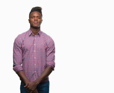 Afrikalı-Amerikalı genç yüzünde ciddi bir ifade ile izole arka plan üzerinde. Basit ve doğal kameraya bakıyor.