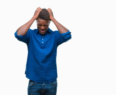 Genç Afro-Amerikan adam çünkü umutsuz ve stresli baş ağrısı acı izole arka plan üzerinde ağrı ve migren. Ellerini kafasına.