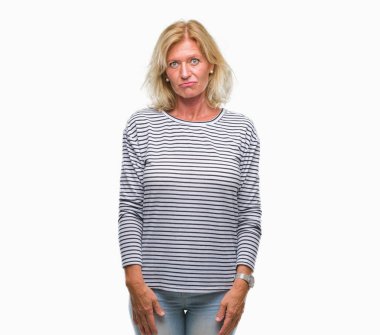 Orta yaş sarışın kadın izole arka plan yüzünden depresyona ve kızgın ve korkmuş ağlıyor için sıkıntı, endişe. Üzgün ifade.