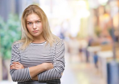 İzole arka plan şüpheci ve sinir, onaylamayan ifade yüz çapraz kolları olan genç beyaz kadın. Negatif kişi.