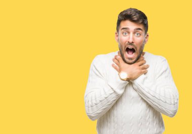 Üzerinde kış kazak giyen genç yakışıklı adam arka plan bağırarak izole ve çünkü boğmak acı kendi ellerimle öldürürüm. Sağlık sorunu. Yaralarından ve intihar kavramı.