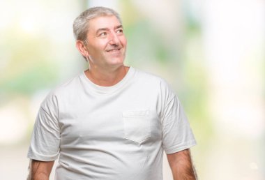 Üst düzey yakışıklı görünümlü yan ve dik dik bakma uzağa düşünce gülümseyen izole arka plan üzerinde.