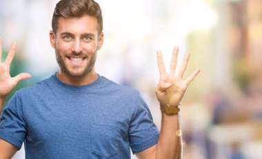 Yakışıklı delikanlı gösterilen ve parmakları ile işaret izole arka plan üzerinde numara 9 kendinden emin ve mutlu gülümseyerek süre.