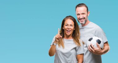 Futbol futbol tutan orta yaş İspanyol çift izole arka bir fikirle sürpriz üzerinden topu ya da gülen yüz, bir numara ile işaret parmağı soru