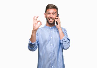 Parmak, mükemmel sembolü ile ok işareti yapıyor izole arka plan üzerinde konuşan genç yakışıklı adam