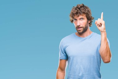 İzole arka plan başarılı fikirle parmak işaret adam yakışıklı İspanyol modeli. Çıktıktan ve mutlu. Bir numara.
