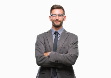 Kameraya bakarak çapraz silah ile gülümseyen izole arka plan mutlu yüzüne genç yakışıklı iş adamı. Olumlu bir kişi.