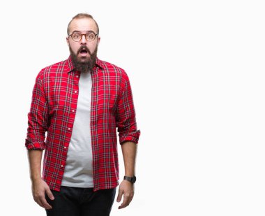 Üzerinde gözlük takan Genç beyaz hipster adam arka plan korkuyor ve şok sürpriz ifade, korku ve heyecan yüz ile izole.