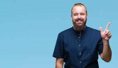 Genç beyaz hipster adam gösterilen ve parmakları ile işaret izole arka plan üzerinde ikincisi ise kendinden emin ve mutlu gülümseyerek.
