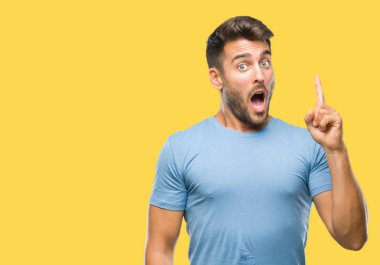 Yakışıklı delikanlı ile başarılı fikir parmağı yukarıyı izole arka plan üzerinde. Çıktıktan ve mutlu. Bir numara.