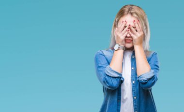 Genç Sarışın kadın ağlayarak süre elleriyle yüzünü kapsayan üzgün ifade ile izole arka plan yüzünden. Depresyon kavramı.