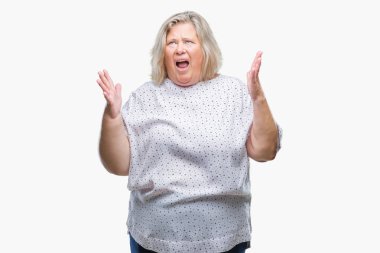 Kıdemli artı boyutu beyaz kadın izole arka plan çılgın ve kızgın bağırarak ve agresif ifade ve silah kaldırdı bağırıyordu. Hayal kırıklığı kavramı.