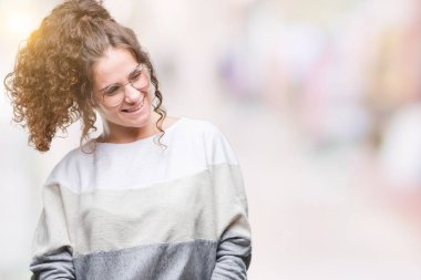 Güzel esmer kıvırcık saçlı Genç kız üzerinde gözlük takan arka plan uzak tarafına gülümseme ile yüzünde, doğal ifade arıyorum izole. Kendine güvenen gülüyor.