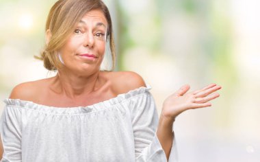 Orta yaş üst düzey İspanyol kadın izole arka plan clueless ve şaşkın bir ifadeyle kollar ve eller kaldırdı. Şüphe kavramı.