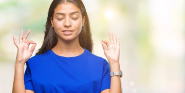 Genç güzel Arap kadın izole arka plan üzerinde dinlenmek ve gülümseyen gözlerle parmak ile meditasyon jest yapıyor kapalı. Yoga kavramı.