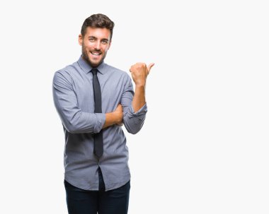 Genç yakışıklı iş adamı arıyor ve başparmak yanında yukarıyı mutlu yüz ile gülümseyen izole arka plan üzerinde.