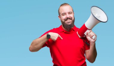 Beyaz delikanlı kendisine sürpriz yüz işaret parmağı ile izole arka plan üzerinde megafon ile bağırarak