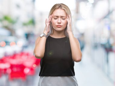 Genç Sarışın kadın izole arka plan baş baş ağrısı için el ile çünkü stres. Migren muzdarip.