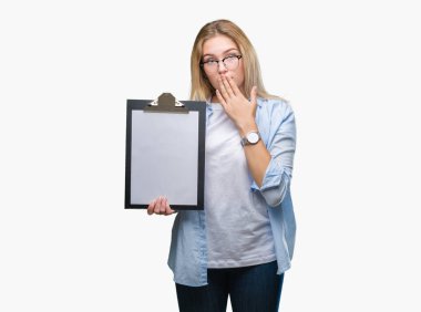 Hata, korku, sessizlik içinde gizli kavramı korkmuş ifade için utanç ile izole arka kapak ağız el ile üzerinden Pano tutan genç beyaz iş kadın şok