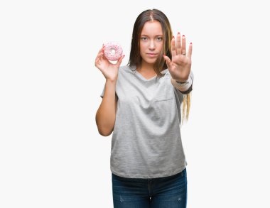 Açık eliyle dur işareti ile ciddi ve kendine güvenen ifade, savunma jest yapıyor izole arka plan üzerinde tatlı çörek yiyen genç kafkas kadın