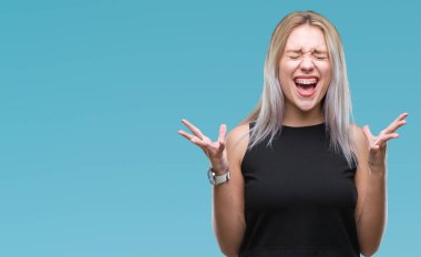 Sarışın genç kadın deli ve silah ile başarı için deli kutluyor izole arka plan üzerinde kaldırdı ve heyecanlı çığlık gözler kapalı. Kazanan kavramı