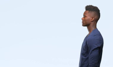 İzole arka tarafına, arayan genç Afro-Amerikan adam sakin ol kendine güvenen gülümseme ile doğal yüz pozuyla profili.