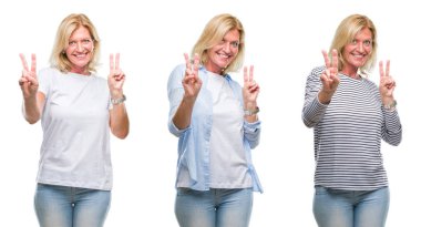 Beyaz izole backgroud zafer işareti yapıyor parmak gösterilen kamera seyir gülümseyen güzel orta yaş sarışın kadın kolaj. İki numaralı.