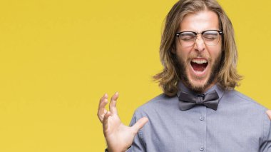 İzole arka plan kutlama üzerinde papyon kızgın ve silah ile başarı için deli giymiş uzun saçlı yakışıklı delikanlı kaldırdı ve heyecanlı çığlık gözler kapalı. Kazanan kavramı